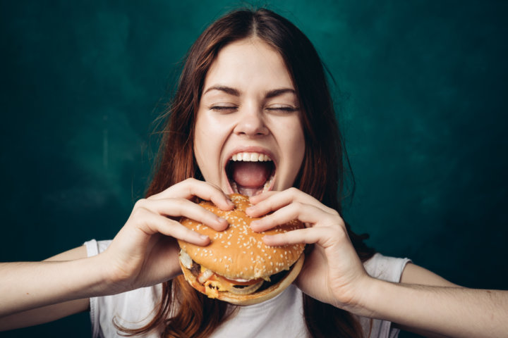ハンバーガー食べる女性