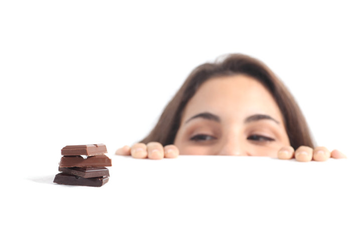 チョコレートを見つめる女性