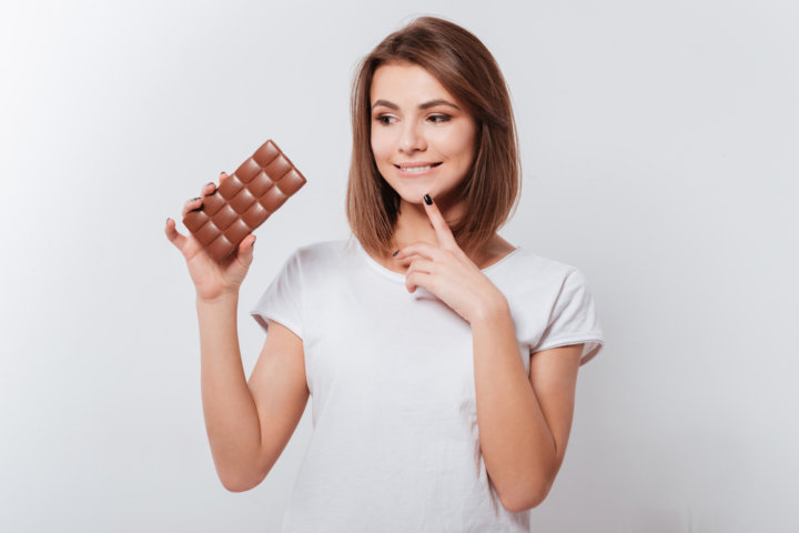 チョコレートを持つ女性