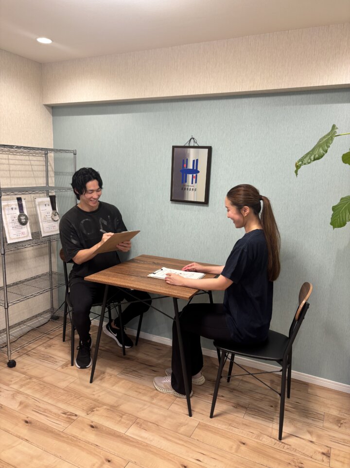 パーソナルジムのトレーナーとお客様