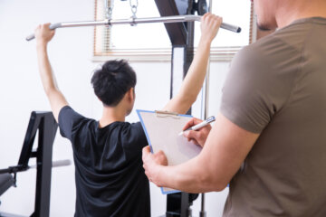 ラットプルダウンと懸垂はどっちが筋肥大する?研究の限界も含めて解説|駒沢パーソナルジムの画像