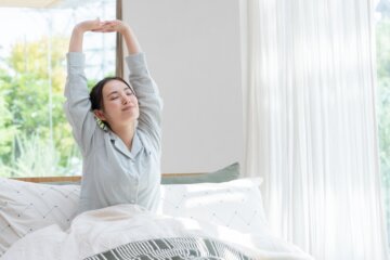 休日も同じ時間に起きると太らない理由|駒沢のパーソナルジムが解説の画像